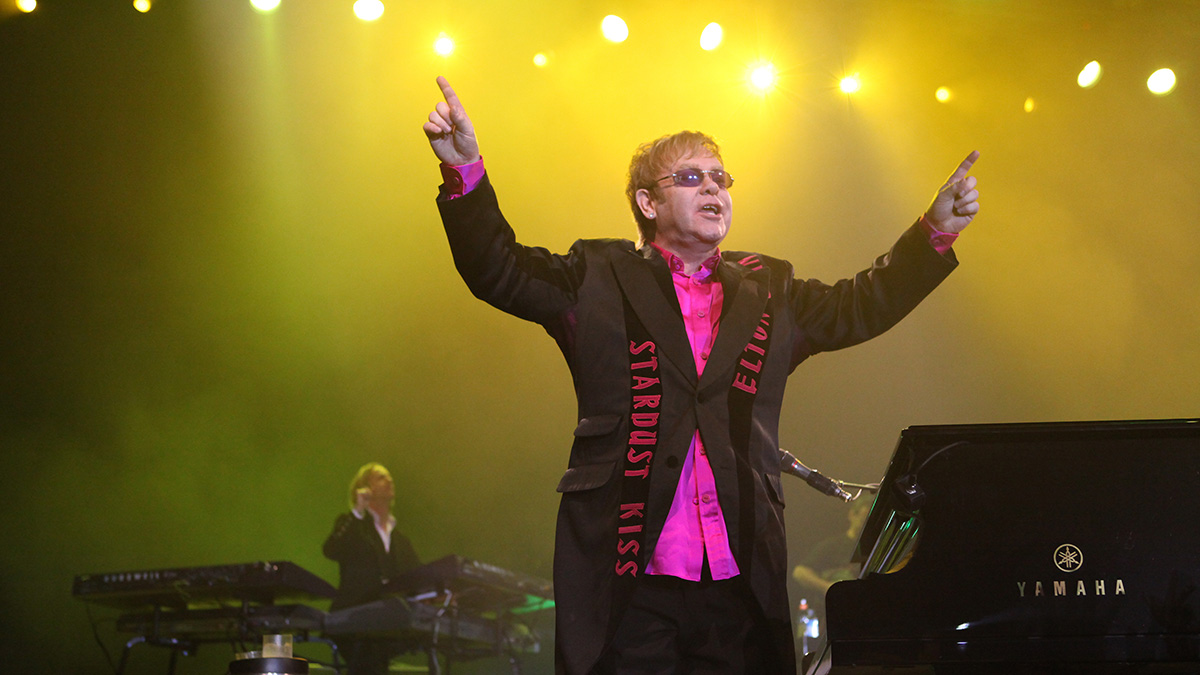 Элтон Джон дал прощальный концерт в Великобритании