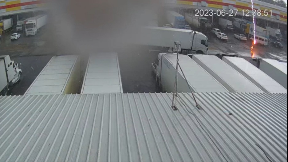 Мужчина в Краснодаре погиб от удара молнии в голову