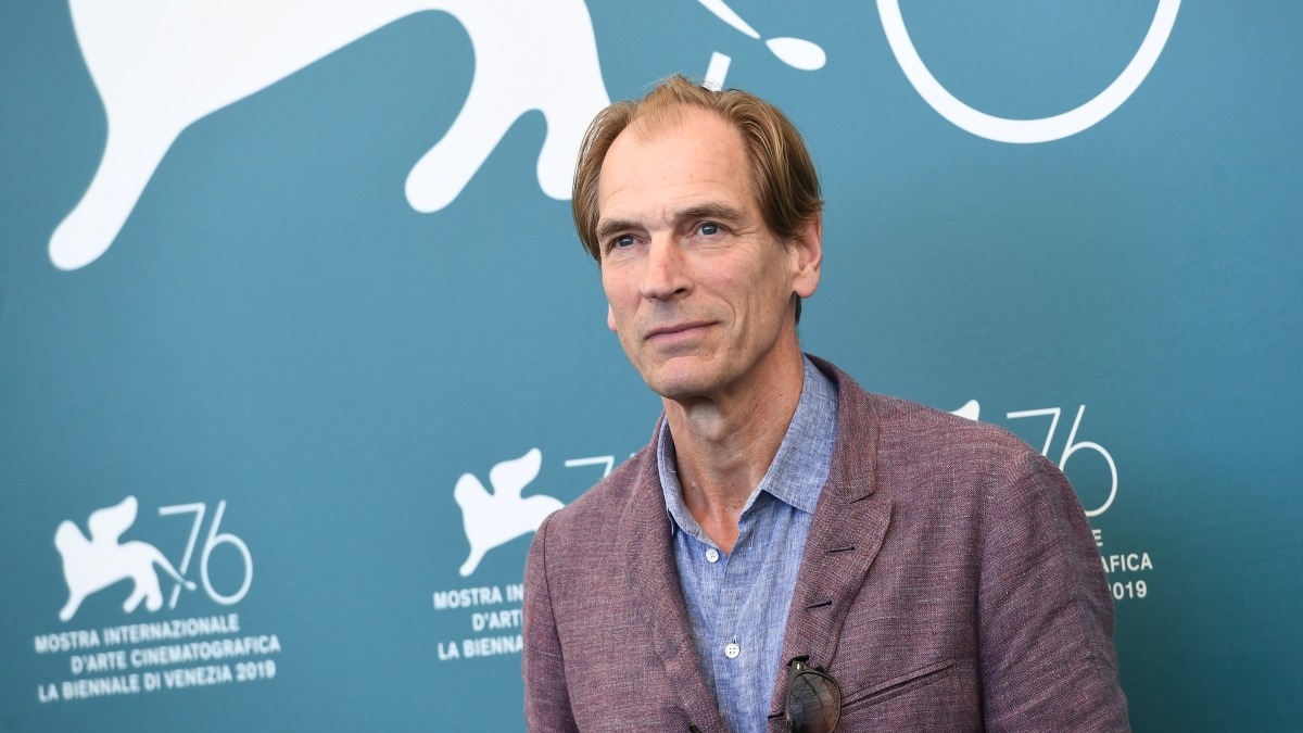 Тело британского актера Джулиана Сэндса обнаружили в горах Калифорнии