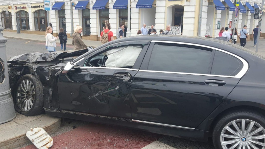 Водитель мотоцикла и пешеход пострадали в результате ДТП на Трубной площади