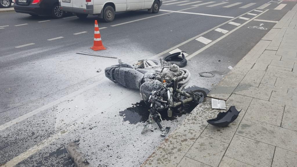 Момент аварии с участием мотоцикла в центре Москвы попал на видео