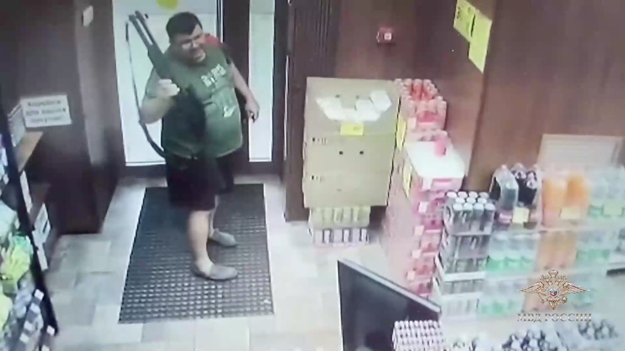 Вооруженный разбойник украл алкоголь из магазина и выстрелил в полицейского на востоке Москвы