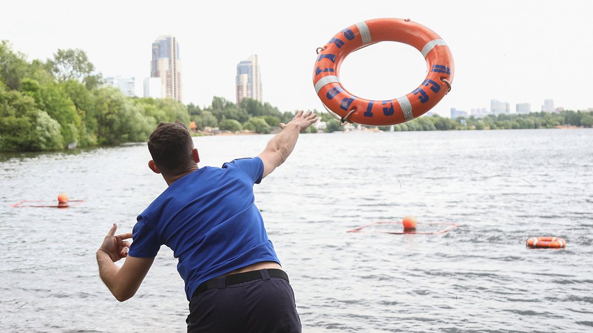 Столичные спасатели усилили патрулирование Москвы-реки и городских водоемов из-за жары