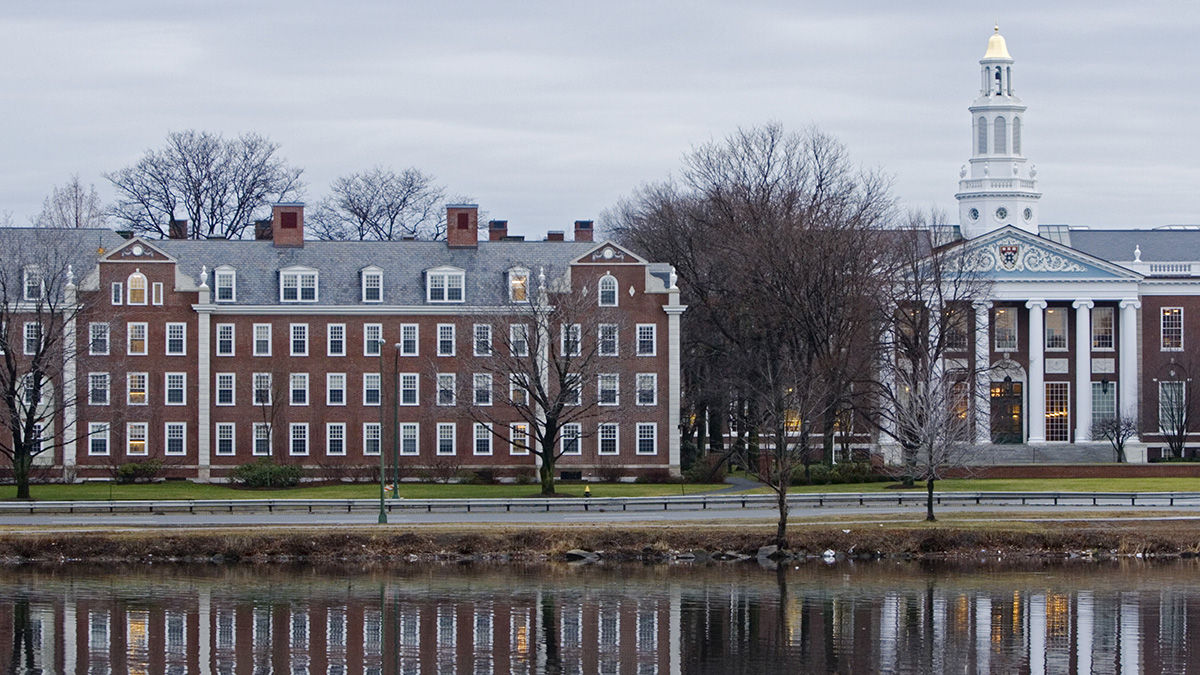 NYT: Гарвард подал в суд на администрацию Трампа