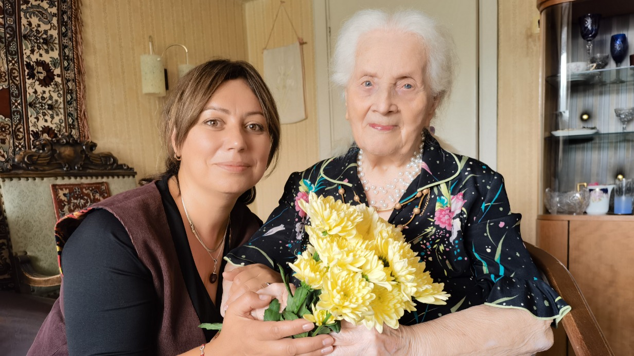 Сотрудник Московского дома ветеранов Маргарита Хоцкая (слева) поздравляет Ольгу Шевченко с днем рождения