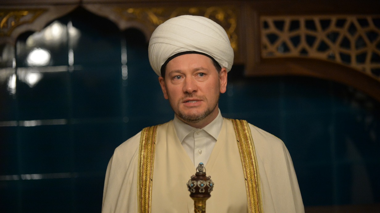 Первый заместитель председателя Духовного управления мусульман России муфтий Дамир Мухаметдинов обращается к собравшимся в Московской соборной мечети на праздник Курбан-байрам