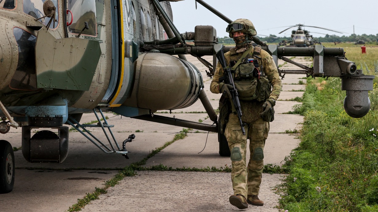 Военнослужащий около разведывательно-ударного вертолета Ка-52 «Аллигатор» на Запорожском направлении СВО
