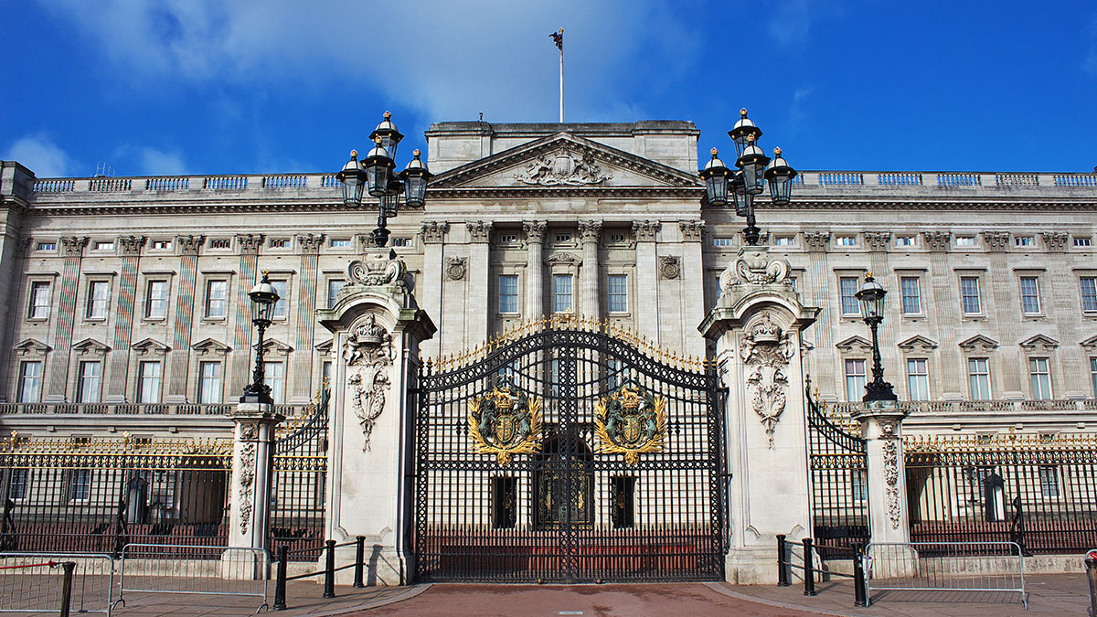 Sun: Рождественская вечеринка в Букингемском дворце окончилась потасовкой