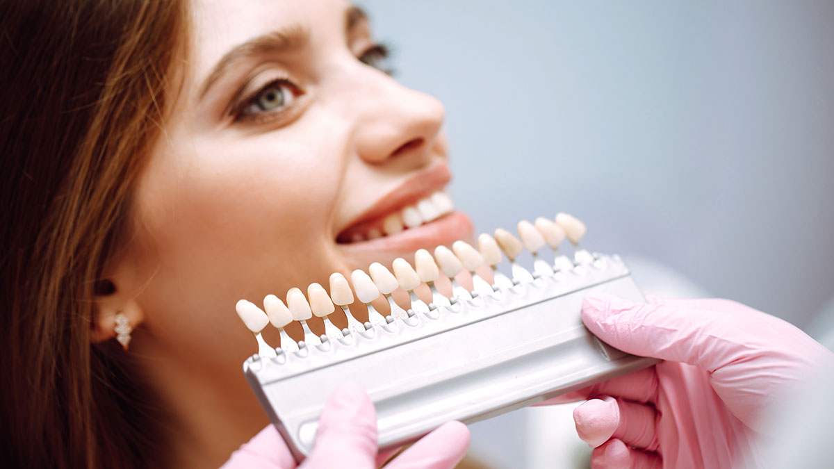 Стоматолог рассказала, кому противопоказана установка зубных имплантов