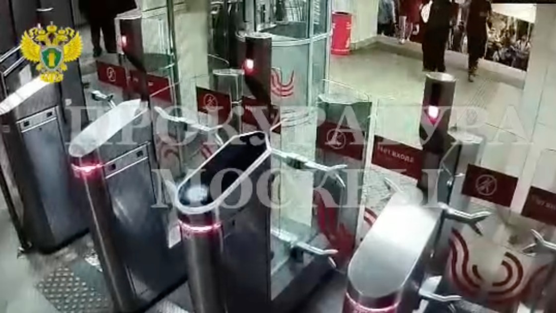 Хулиган разбил створку турникета на станции метро «Первомайская» в Москве