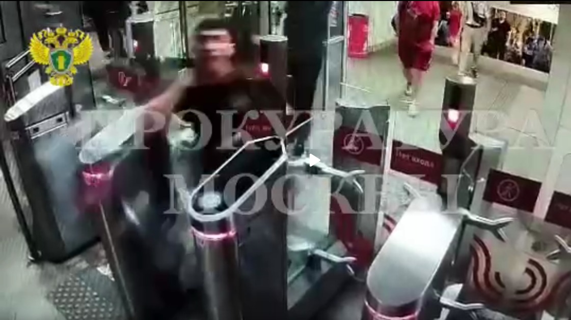 Стало известно, почему мужчина разбил створку турникета в метро на востоке Москвы