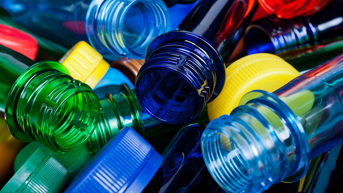 Ученые объяснили, чем грозит повторное использование пластиковых бутылок