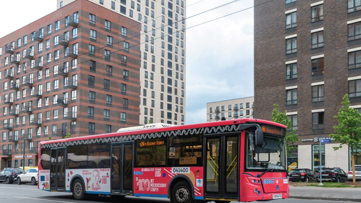 Дептранс запустил праздничные автобусы в честь 100-летия московского спорта