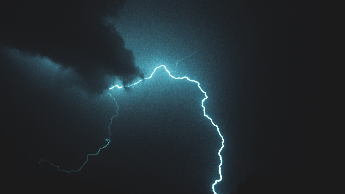 Синоптики прогнозируют сильный ветер и грозу с градом до конца суток