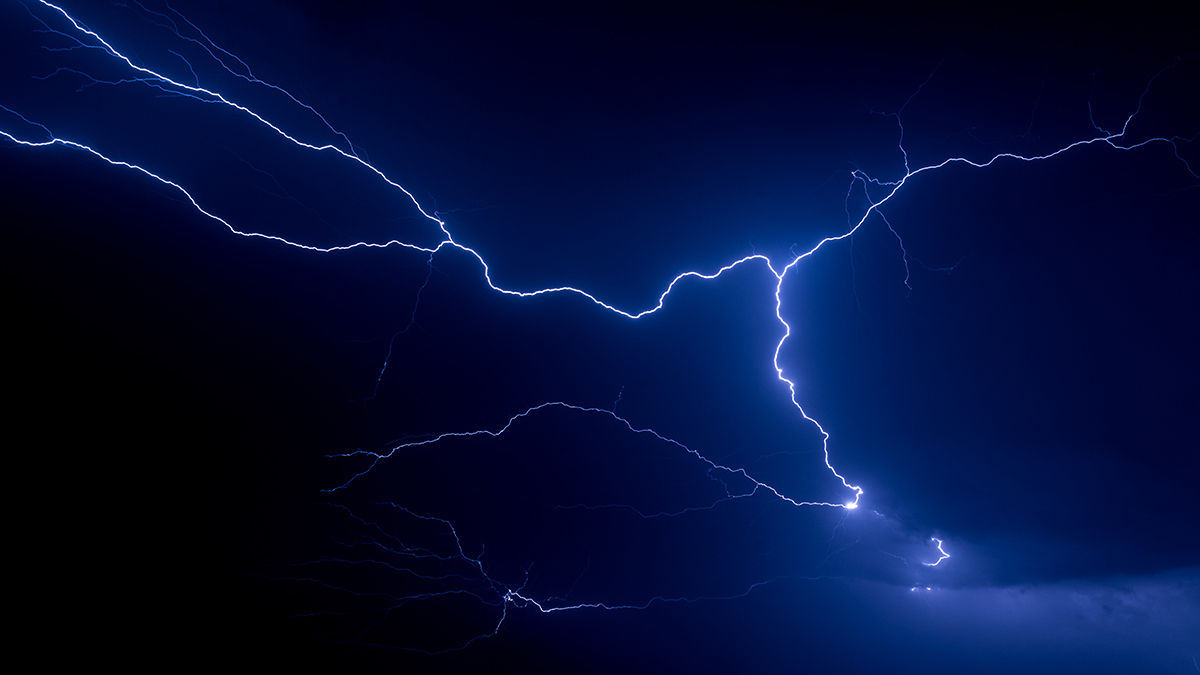 Молния ударила в рыбаков на озере в Кемеровской области, один человек погиб