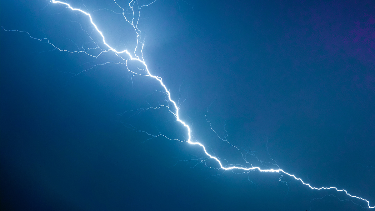 Shot: Два дачных дома сгорели от удара молнии в Новосибирской области