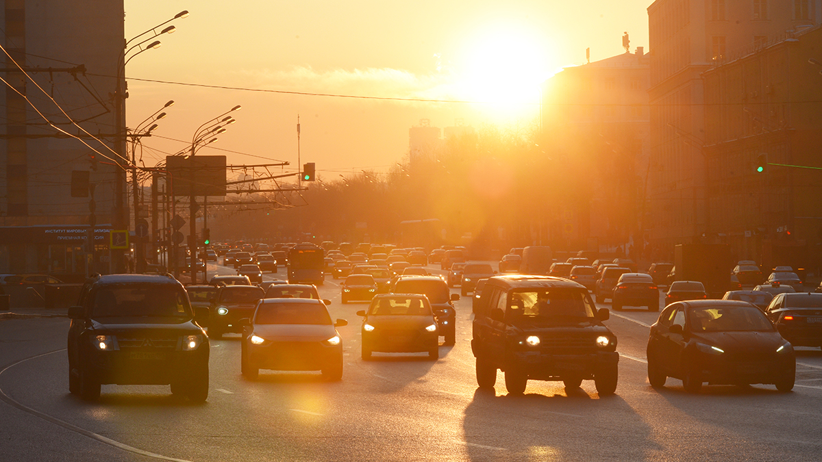 Мужчину зажало в фургоне после ДТП с автокраном на Ленинском проспекте в Москве