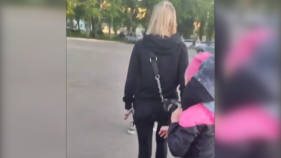 Мать попросившей о помощи в эфире девочки нападала на подростков во дворе