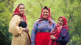 Наряд настоящей москвички: мастера восстановили по архивам народный костюм XVIII века