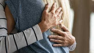 Польза объятий: что происходит с человеком, когда его обнимают