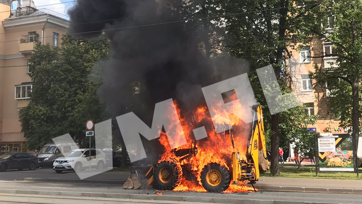 Трактор загорелся на обочине дороги на северо-западе Москвы