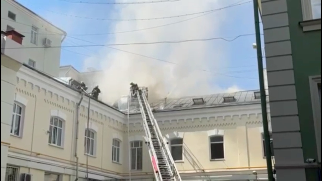 Появилось видео пожара в Столешниковом переулке