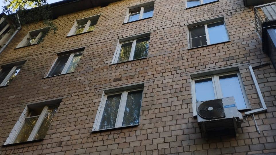 Ребенок выпал из окна четвертого этажа на юго-западе Москвы