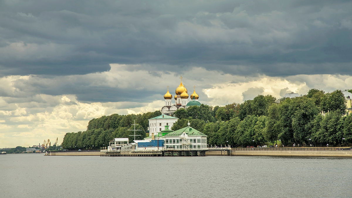 Теплоход врезался в пирс в Ярославле