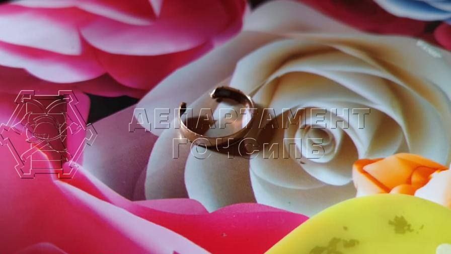 Спасатели помогли пожилой москвичке снять с пальца застрявшее кольцо