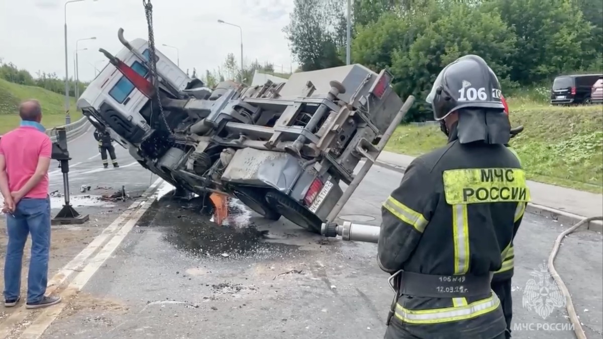 Грузовик с топливом перевернулся на юге Москвы