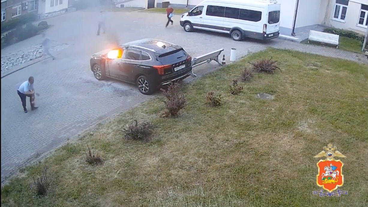 Мужчина поджег иномарку у административного здания в Подмосковье. Видео