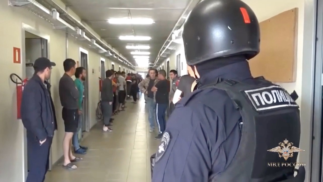 Более 180 нелегальных мигрантов задержали полицейские в Подмосковье