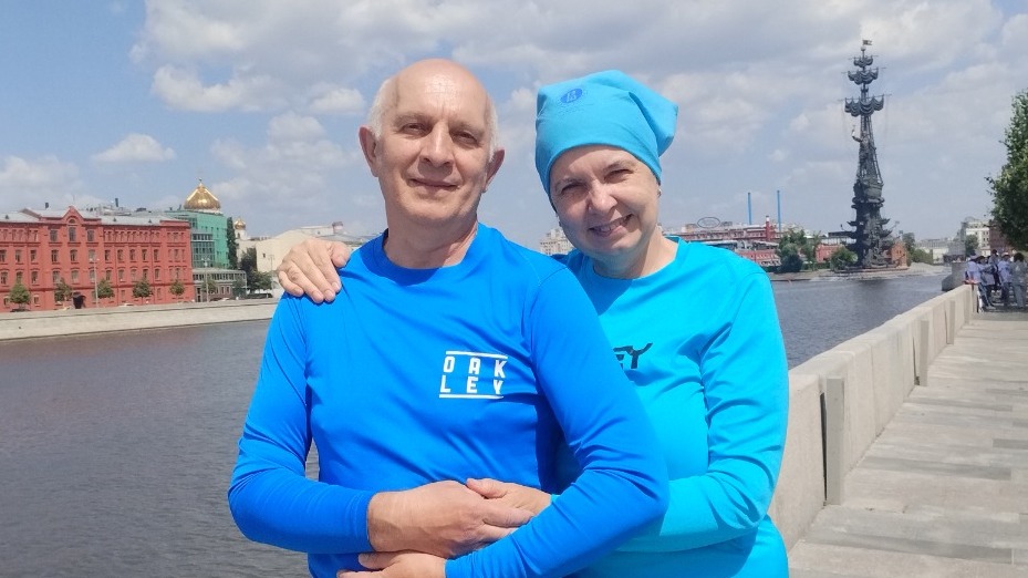 Прогуливающиеся по набережной Москвы-реки у парка «Музеон» супруги Александр Ковалев и Татьяна Волкова живут в счастливом браке уже 35 лет. Часто они катаются по набережной на велосипедах — такие совместные поездки у них уже давняя семейная традиция