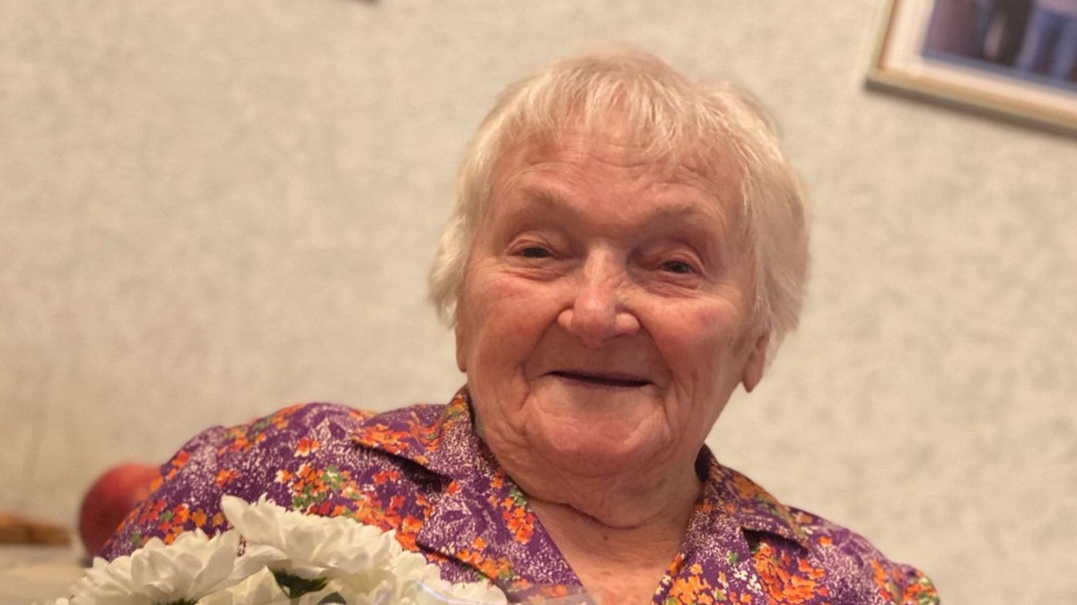 Жительница ЛНР получила российский паспорт после векового юбилея