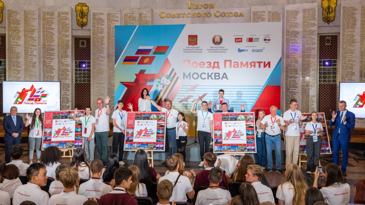 Участников проекта «Поезд Памяти» наградили в Музее Победы