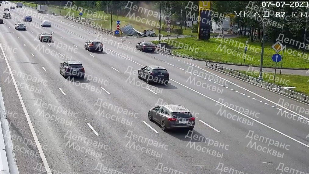 Появилось видео столкновения двух грузовиков на МКАД, после которого один перевернулся и улетел в кювет