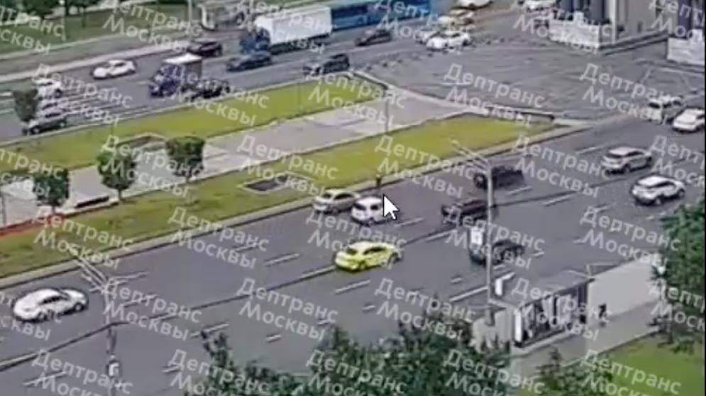 Автомобиль сбил пешехода на площади Победы на западе Москвы. Видео