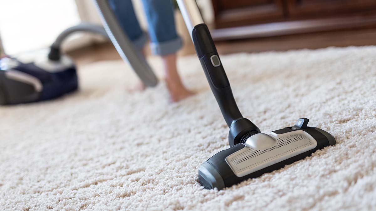 Россиян предупредили о штрафе за уборку квартиры в вечернее время из-за шума