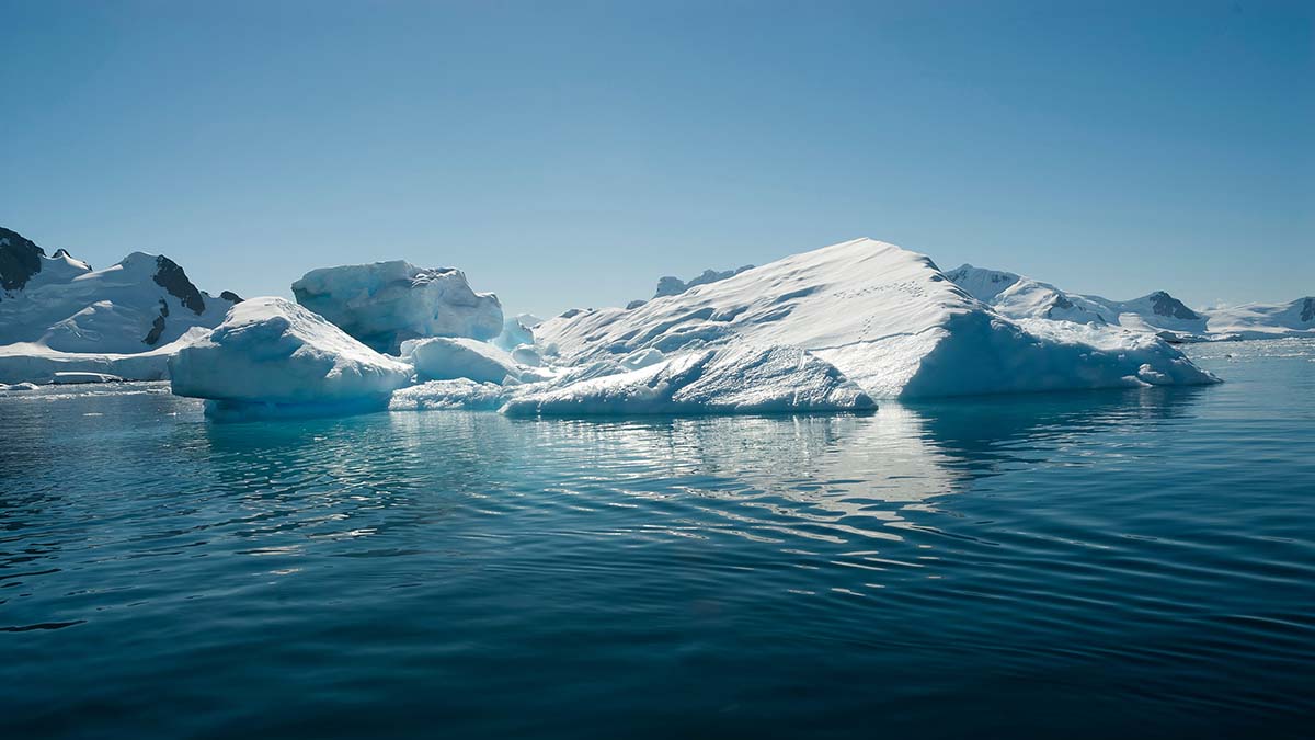 Сотрудники МЧС спасли 66 рыбаков с дрейфующей в Охотском море льдины
