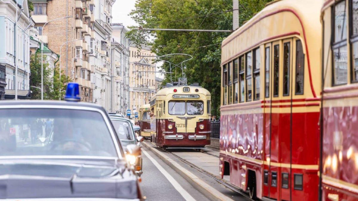 Более 150 тысяч москвичей посетили Парад ретротранспорта и выставку исторической техники