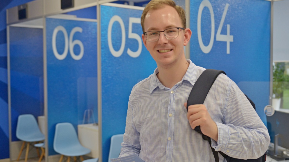 Москвич Антон Манаенков пришел во флагманский центр «Моя работа» после трудового дня, чтобы пообщаться со своим карьерным экспертом и поблагодарить за помощь, ведь именно здесь ему помогли найти достойную работу