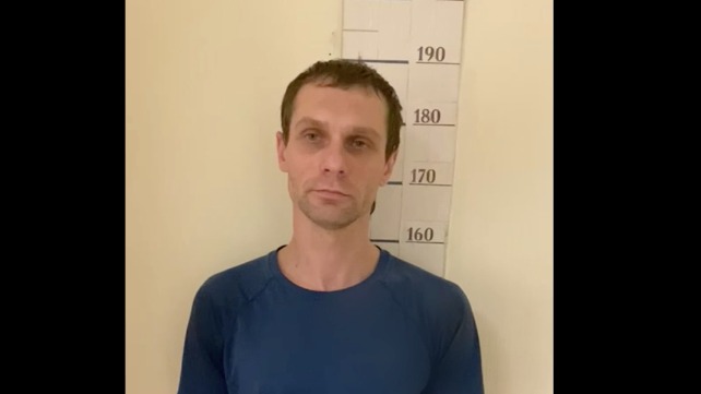 Двое злоумышленников украли электросамокаты из подъезда жилого дома в центре Москвы