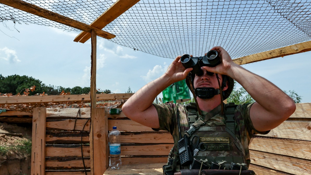 Военнослужащий Южного военного округа (ЮВО) во время обороны берега Каховского водохранилища. Российские военнослужащие дополнительно укрепили оборонные рубежи неподалеку от водохранилища, которое высохло в результате разрушения Каховской гидроэлектростанции