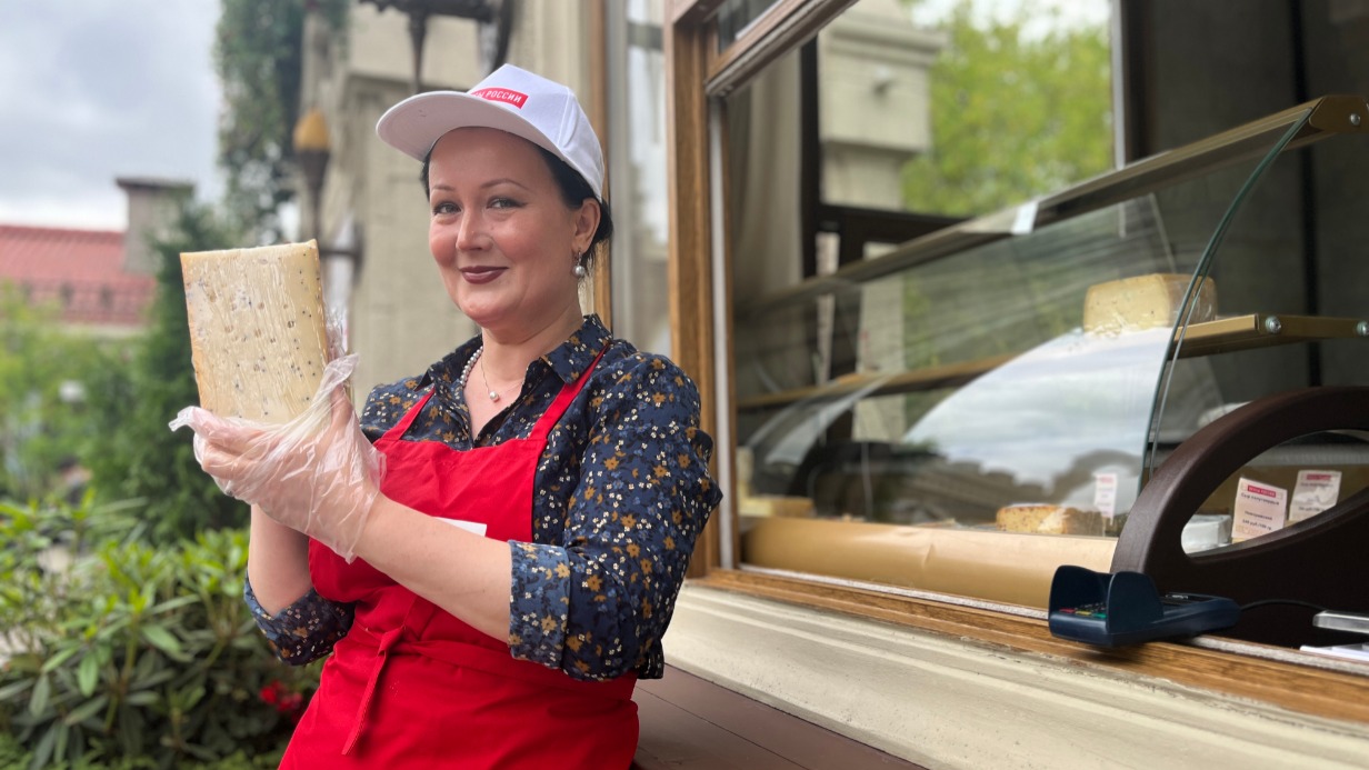 Продавец Ольга Кретова предлагает попробовать самые разные сыры: классические сливочные и сорта с добавками — травами, орехами, острым перцем. На площадке в Коптеве представлено почти два десятка сортов подмосковного сыра