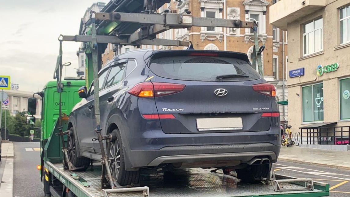 Автомобиль москвички эвакуировали из-за миллионного долга