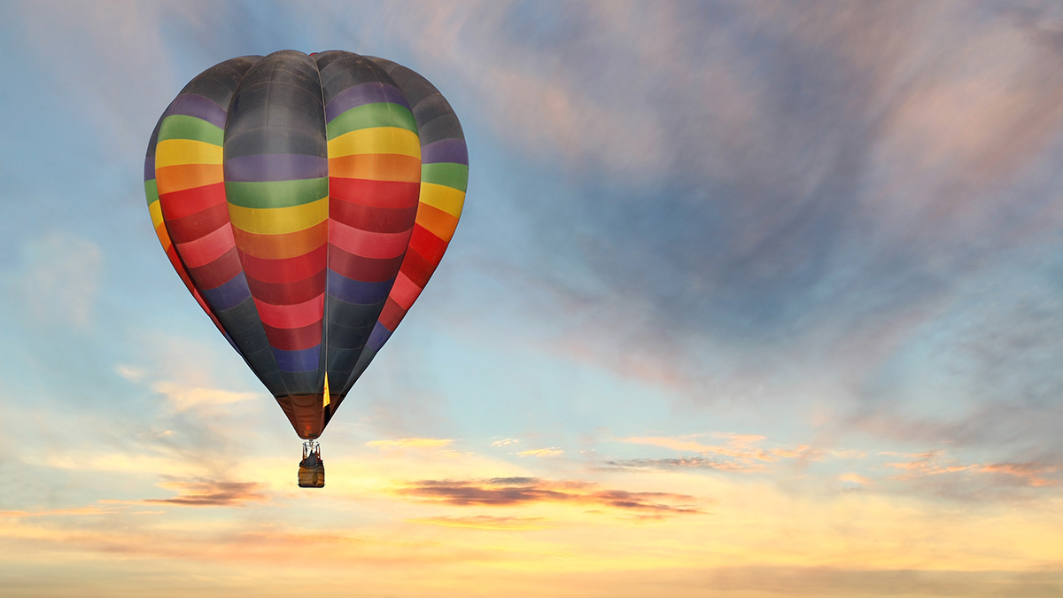 Воздушный шар с пассажирами повис на ЛЭП и загорелся под Липецком