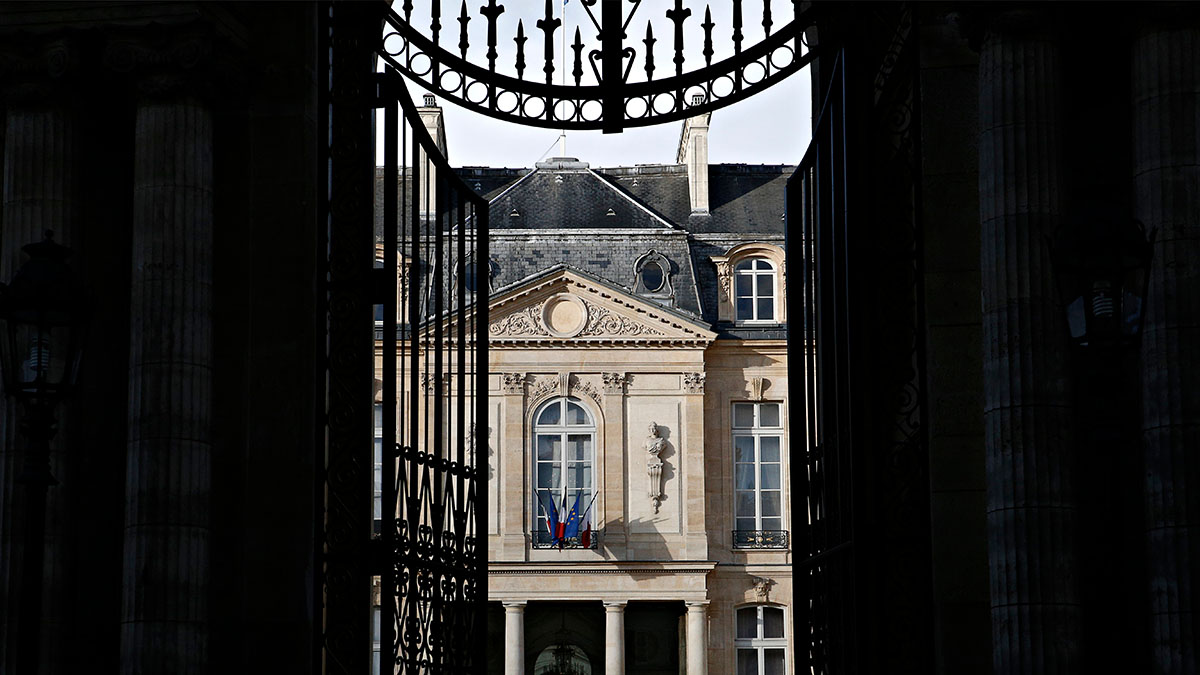 Le Parisien: Метрдотель Елисейского дворца два года крал посуду из резиденции