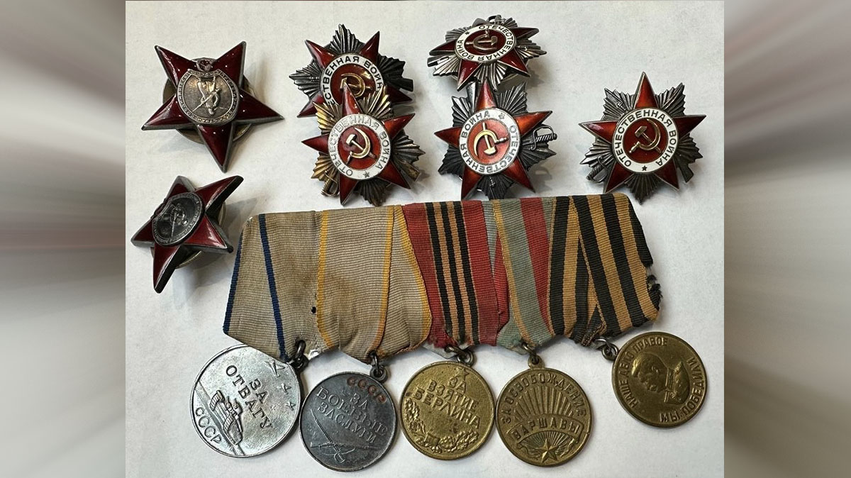 Шереметьевские таможенники пресекли контрабанду медалей и орденов СССР