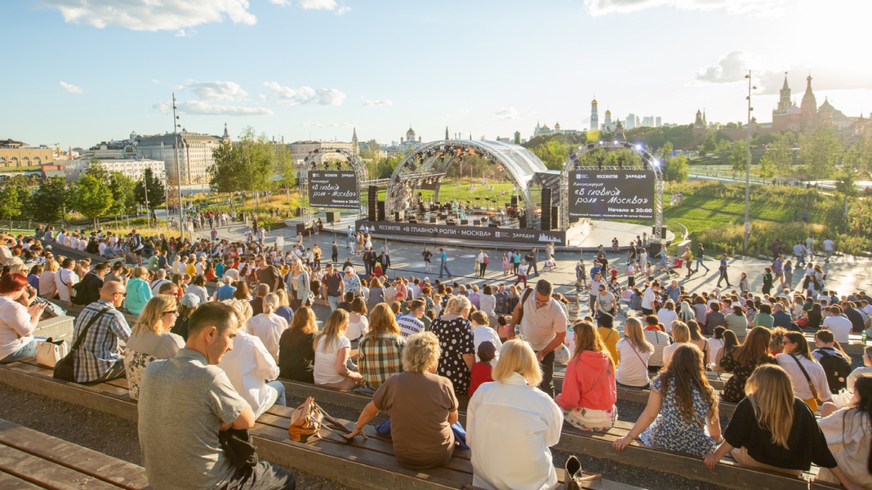 Заммэра Сергунина: К юбилеям Владимира Высоцкого и Леонида Гайдая в «Зарядье» организуют «Киновыходные»