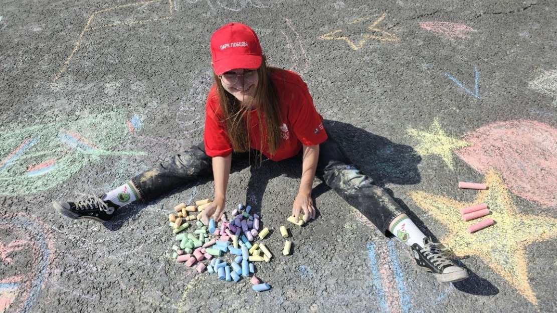 Музей Победы провел красочный флешмоб в честь Дня рисования в Москве